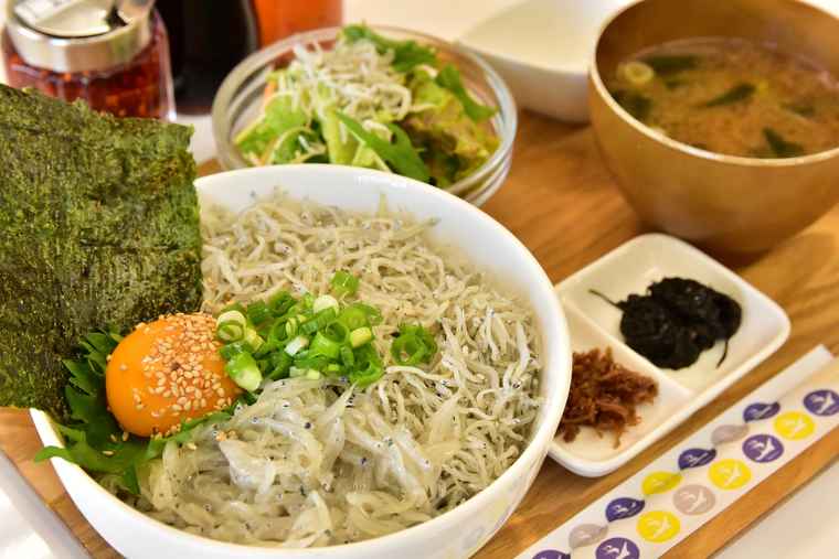 日間賀島　島カフェBarca「しらす屋さんの生しらす丼」