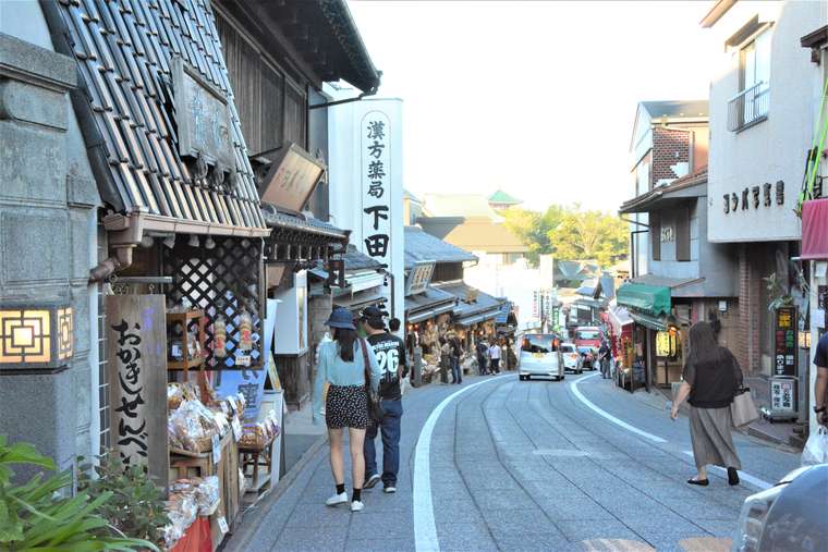 成田山新勝寺の参道で食べ歩き