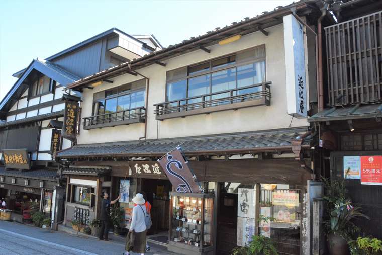 成田山新勝寺の参道で食べ歩き 近江屋