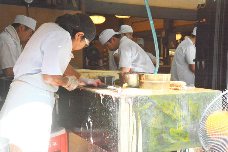 成田山新勝寺の参道で食べ歩き