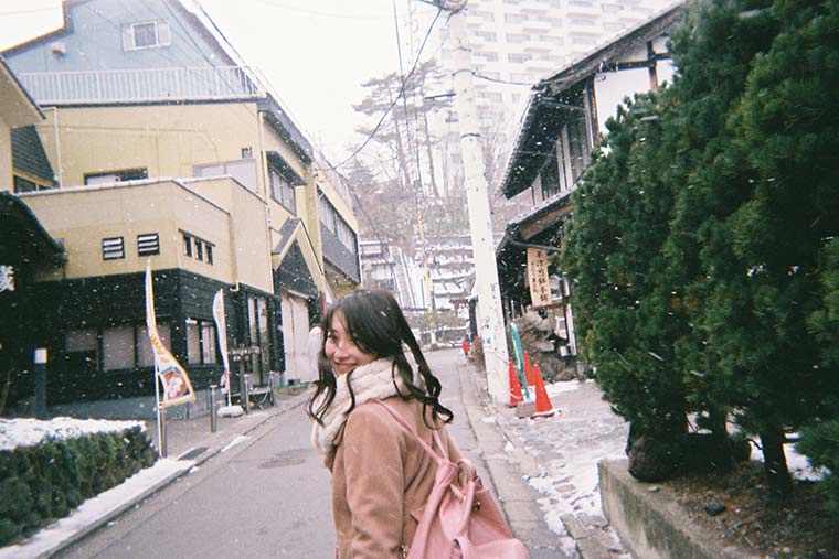 竹内彩花さん　草津温泉旅行　写ルンです