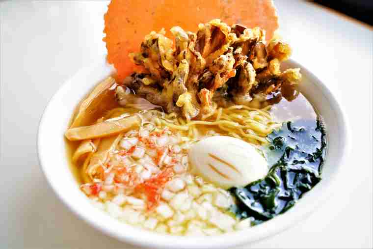 弥彦山 展望レストランの日本海夕日らーめん