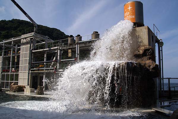 ショーの最中、ステージに大量の水が流れる！