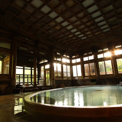 女性一人旅におすすめの温泉宿。湯田中温泉　華灯りの宿 加命の湯　登録有形文化財の「桃山風呂」