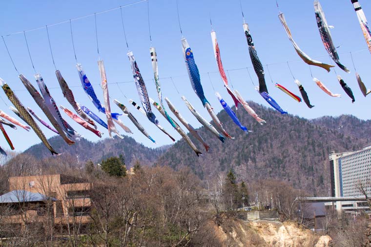定山渓温泉渓流鯉のぼり