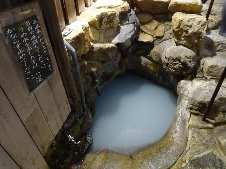 日によって色が変わるつぼ湯