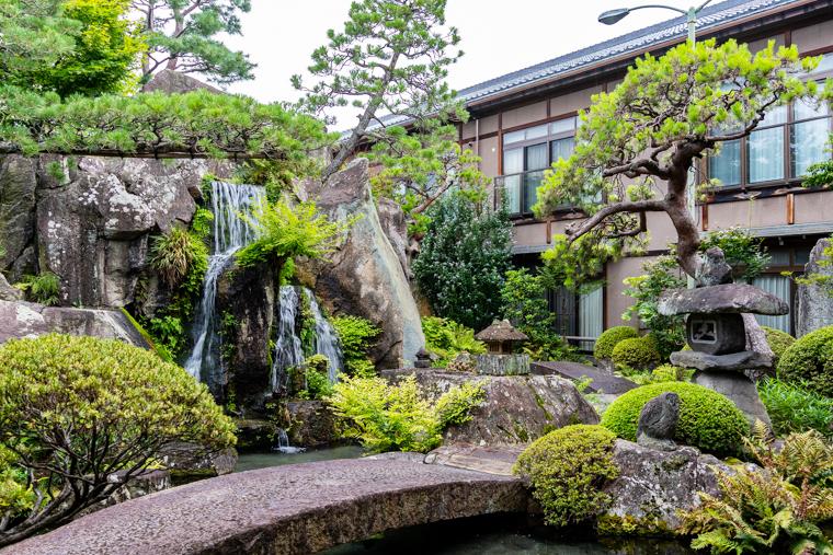 「石和温泉 銘石の宿 かげつ」で美しき日本庭園と温泉を堪能する旅へ