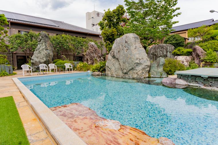 「石和温泉 銘石の宿 かげつ」で美しき日本庭園と温泉を堪能する旅へ