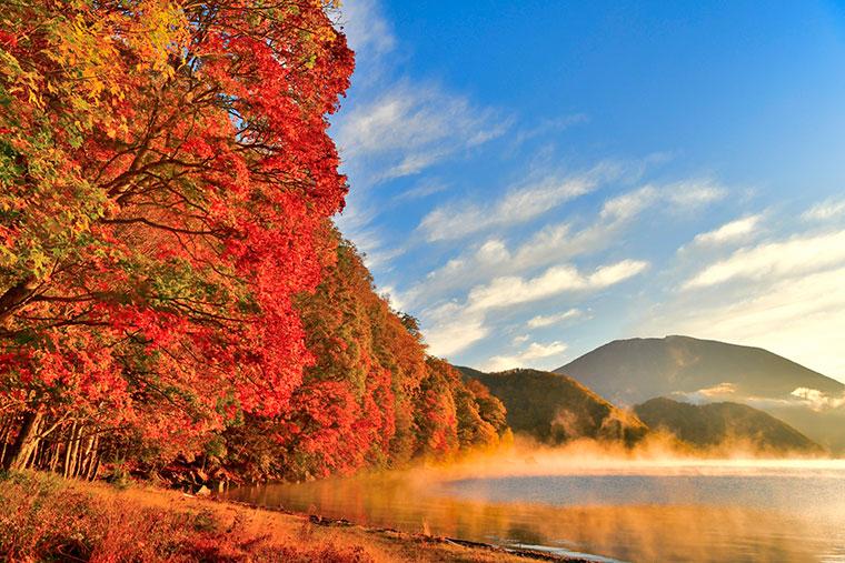 関東の紅葉名所　中禅寺湖
