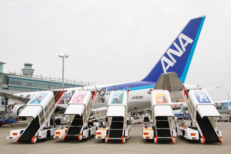 羽田空港限定！「鬼滅の刃」仕様のベルトローダーが出現