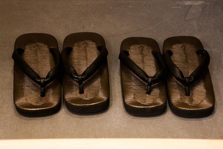 静寂の中、露天風呂でゆったりと。居心地の良い客室
