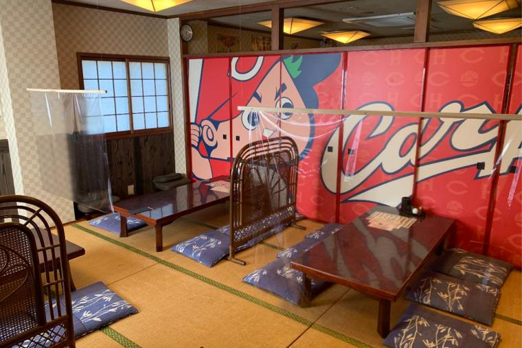 カープ鳥 球場前店の店内
