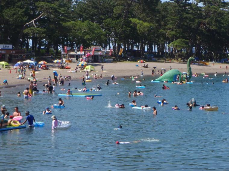 多くの家族連れでにぎわう「御浜海水浴場」