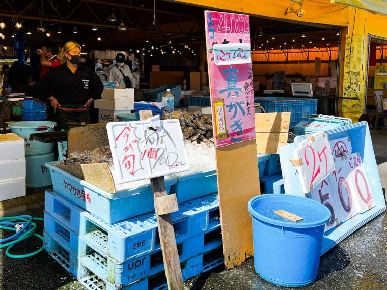 平日でもお客さんでいっぱい！「那珂湊おさかな市場」　