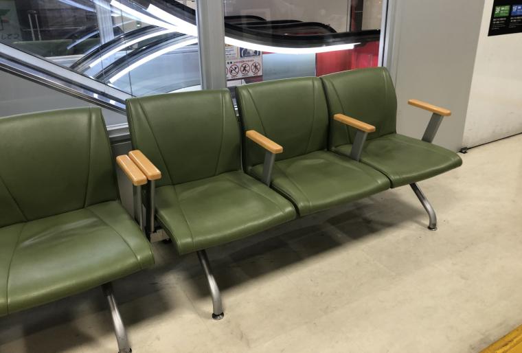 博多バスターミナルフロアのベンチ