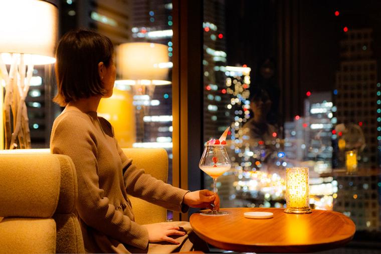 一日の締めくくりは、落ち着いた雰囲気の「コード・バー」にて