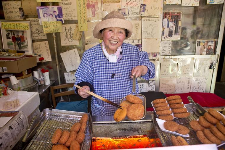 瀬戸田・しおまち商店街「岡哲商店」コロッケ
