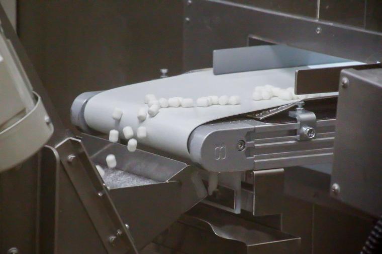 粒状にカットされた丸いハイチュウが次々と作られる