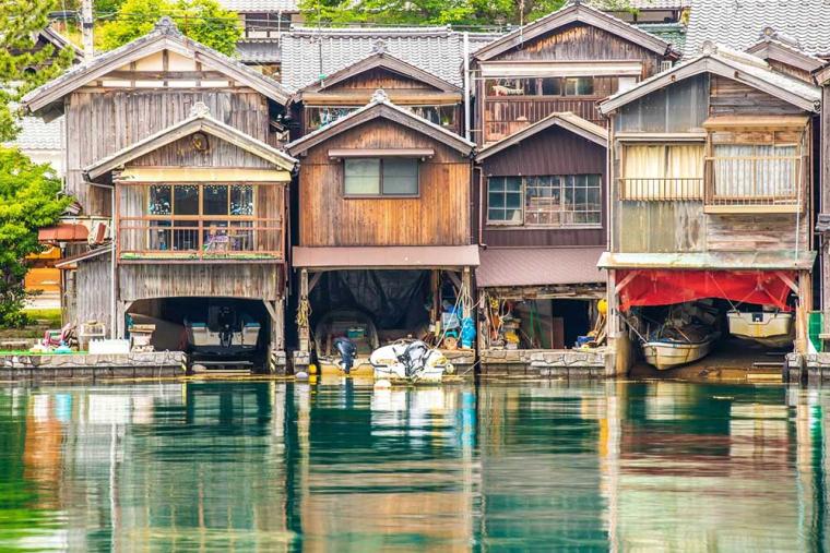 海からそのまま船を収容できる舟屋群