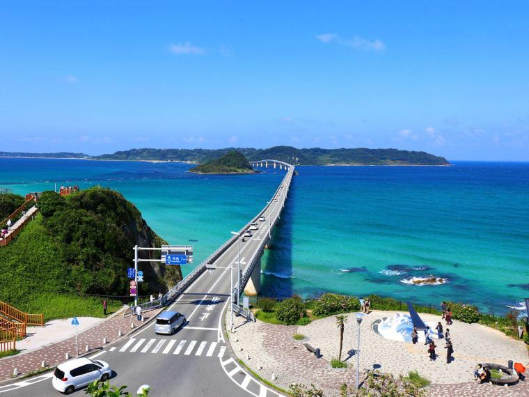 島まで一直線に伸びる角島大橋