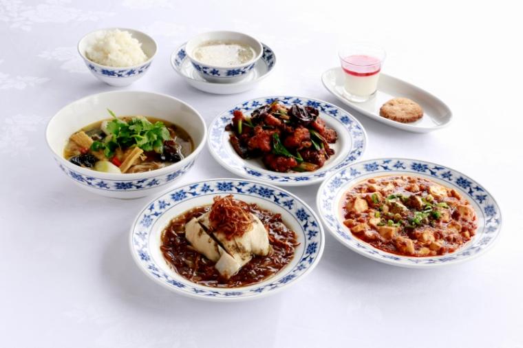 「重慶飯店 本館」のサウナ飯コース（1ドリンク付）3,500円。要予約、2名より