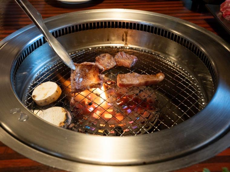 あか牛専門店「農家れすとらん田子山」あか牛焼く様子