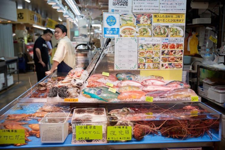 那覇市第一牧志市場の「持ち上げ」