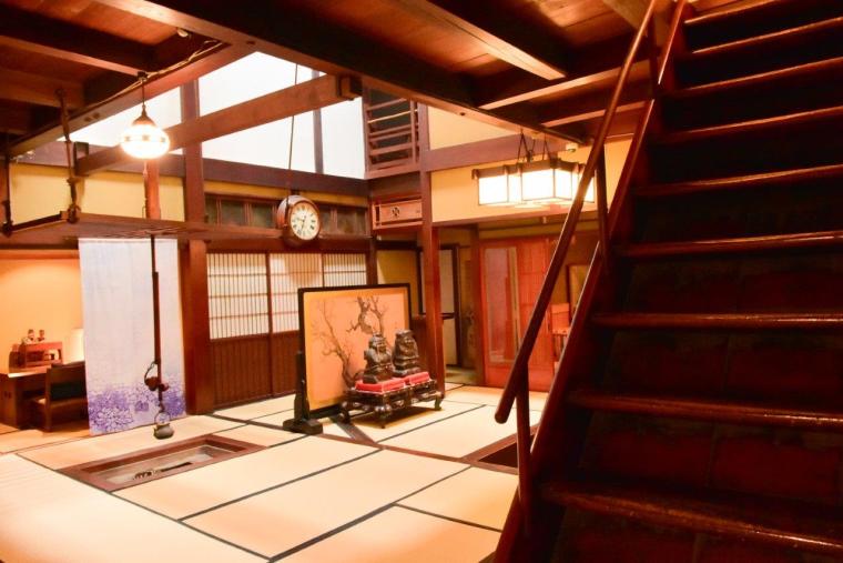 八ツ三館