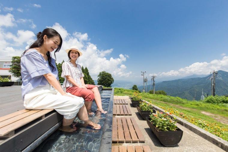 大パノラマの絶景と、可憐な高山植物に癒やされる