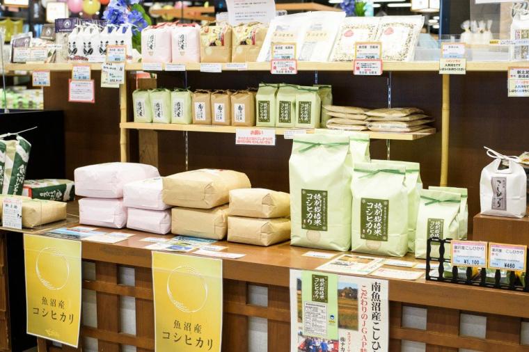 駅ナカの市場で湯沢の名産品を購入