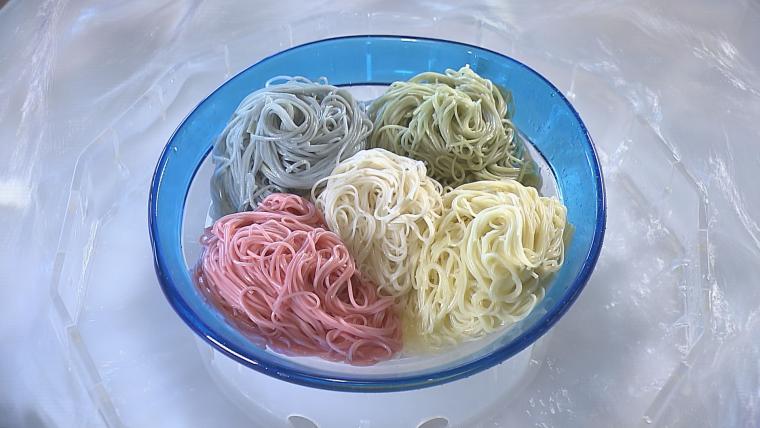天然のクーラー「原尻の滝」と話題の「５色のそうめん」