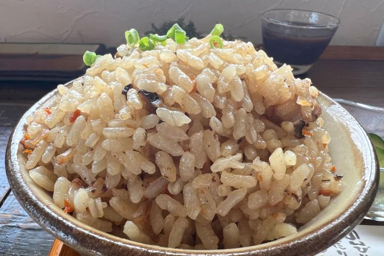 全粒粉入り自家製麺の沖縄そばと地魚料理「上原そば」（名護市） 