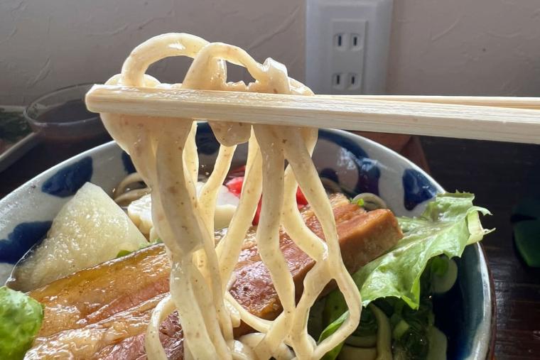 全粒粉入り自家製麺の沖縄そばと地魚料理「上原そば」（名護市） 