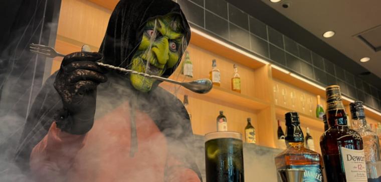 GLAMPROOK HALLOWEENモンスターグランピング　魔女バーテンダー