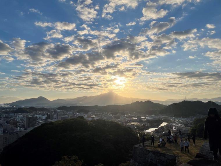 年に 2 回だけ見られる絶景。鳥取県・米子城天守からみる「ダイヤモンド大山」
