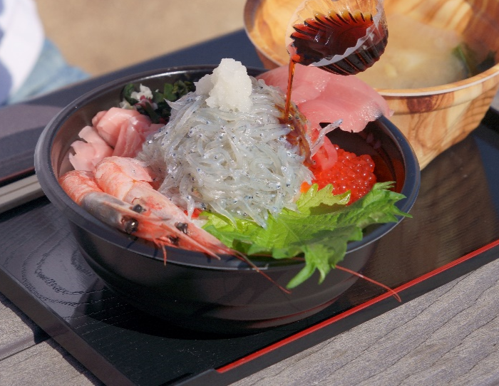 淡路島「おさかな共和国えびす丸」生しらす丼