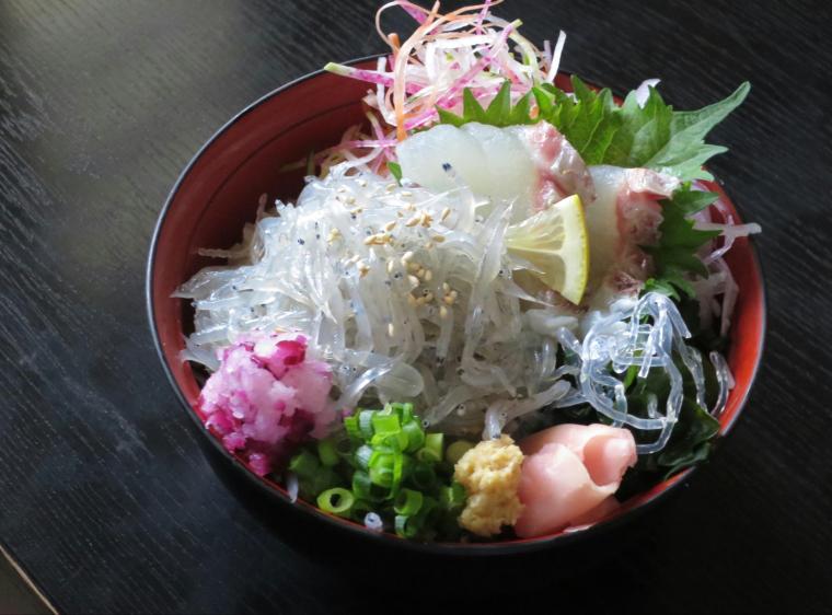 淡路島「レストラン海峡楼」生しらす丼