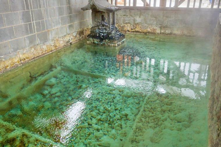 湯畑の眼前にある1日1組限定「草津温泉 きむらや」。希少な源泉かけ流し＆隈研吾設計の宿で記念日ステイ