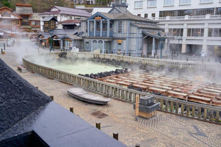 湯畑の眼前にある1日1組限定「草津温泉 きむらや」。希少な源泉かけ流し＆隈研吾設計の宿で記念日ステイ