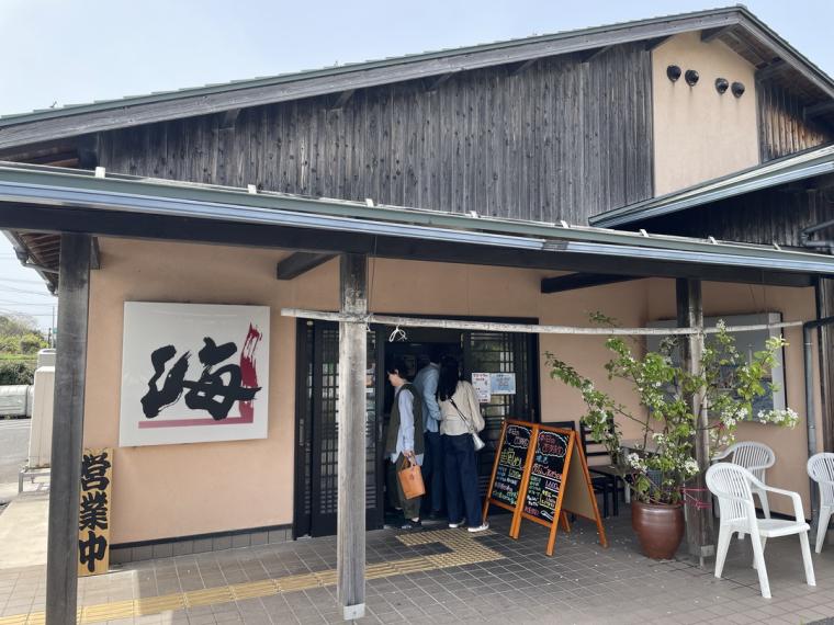 幻のエビ「もさえび」が盛られた海鮮丼！ボリューム満点の海鮮丼が味わえる行列のできる食堂｜鳥取県琴浦町