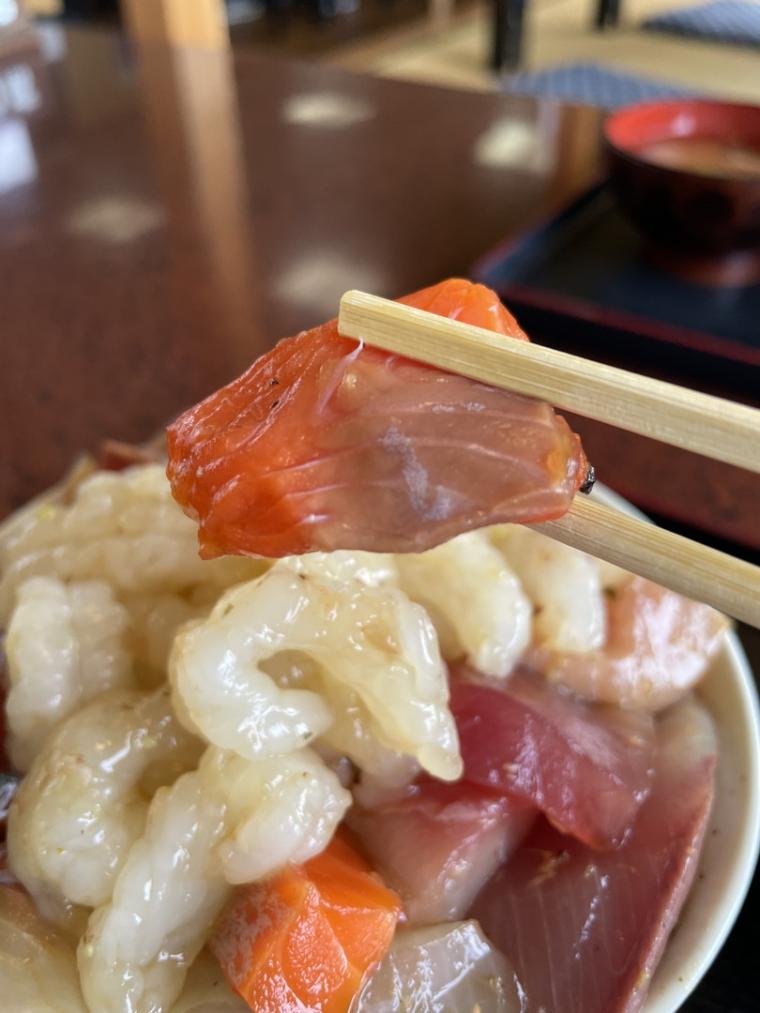 幻のエビ「もさえび」が盛られた海鮮丼！ボリューム満点の海鮮丼が味わえる行列のできる食堂｜鳥取県琴浦町