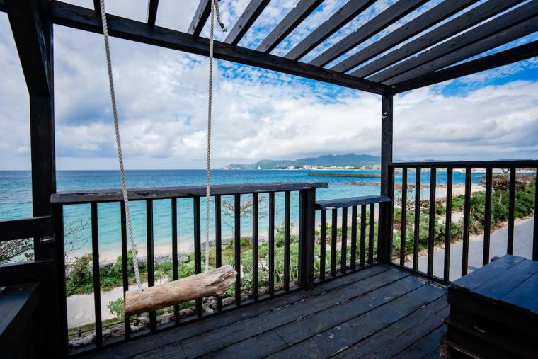 海岸沿いの絶景カフェ＆バー「seaside-cafe BlueTrip （シーサイドカフェ ブルートリップ）」（名護市）