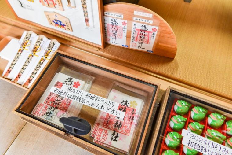 【台湾出身編集者kumaの金沢散歩】きつねの絵馬、おみくじ、手ぬぐいなど、きつね好きにたまらない小さな稲荷神社に行ってきました！｜石川県金沢市『浅野川稲荷神社』