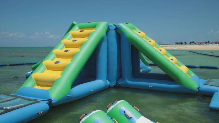 夏の定番♪巨大な海の遊園地を体験！「ちゅらウォーターパーク」（豊見城市）