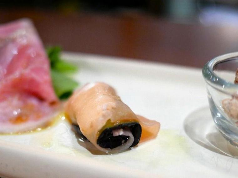 茄子を生ハムで巻いたおつまみの画像