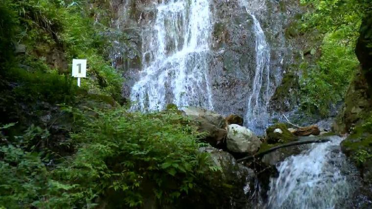 訪れておきたい滝２選 自然の驚異「赤水の滝」 温泉湧き出る「温泉湯滝」【静岡県静岡市・梅ケ島温泉】