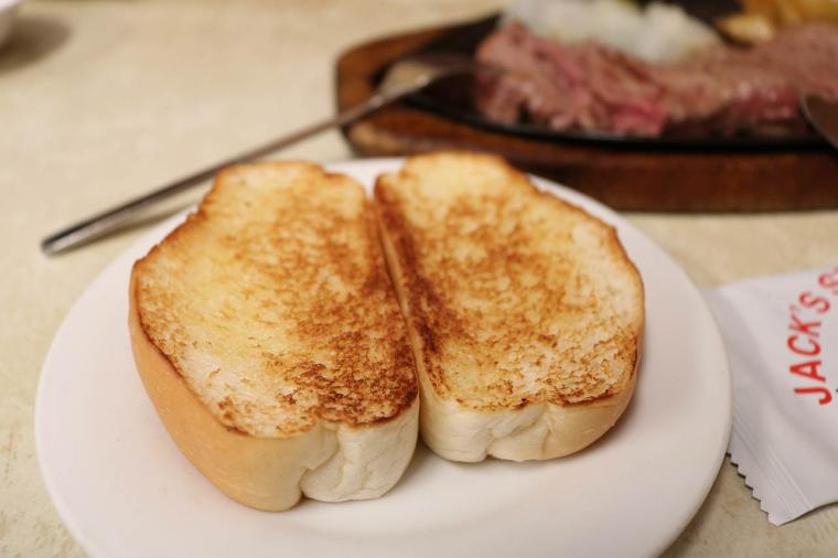 【沖縄】沖縄で一番のステーキ店！？『ジャッキーステーキハウス』の人気と魅力を堪能できるオススメのグルメ（那覇市）