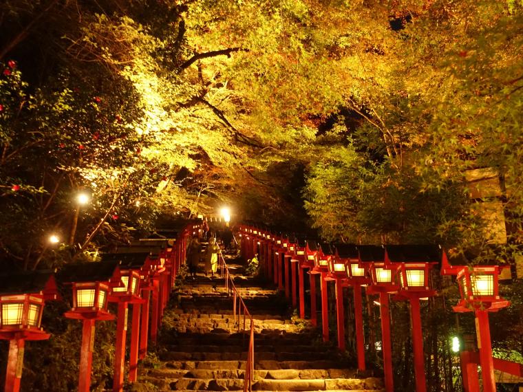 「京の奥座敷・貴船もみじ灯篭」貴船神社表参道