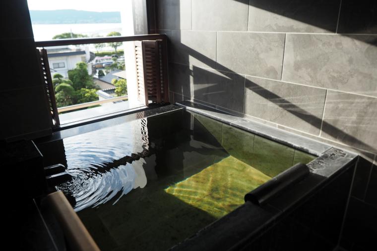 信州・上諏訪温泉 琥珀色の自家源泉を持つ宿【ホテル鷺乃湯】