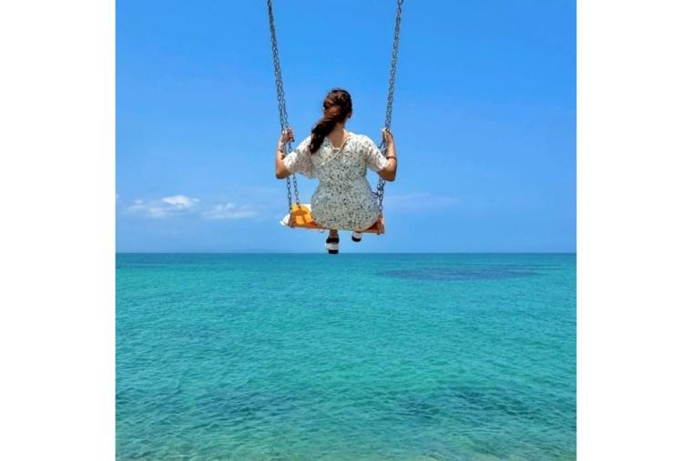 【沖縄】海の上を飛ぶ気分に！？ ”あざまサンサンビーチ”に海辺のブランコが登場！（南城市）